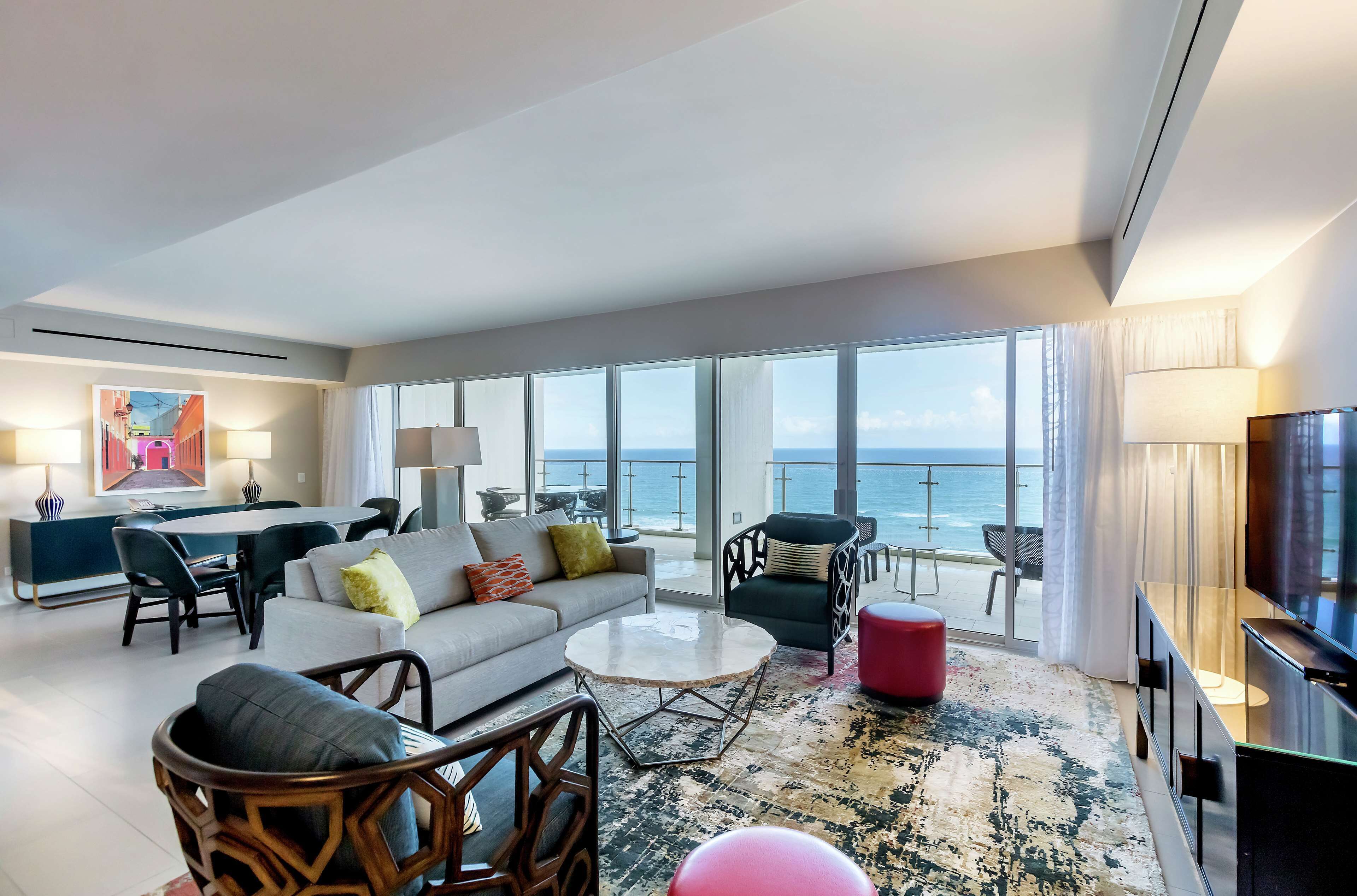 套房, 2 间卧室, 海洋景观 (Wave Wing) | 起居区 | 27-英寸液晶电视（配备有线频道）、电视、收费电影