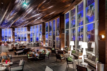 10 restaurants, international cuisine at Caribe Hilton