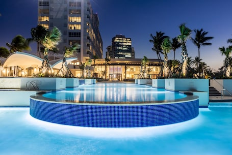 3 piscinas al aire libre, camas de piscina con cargo, sombrillas