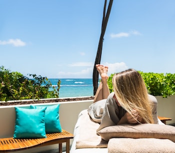 Couples treatment rooms, body treatments, hydrotherapy, aromatherapy at Caribe Hilton