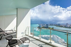 Suite, 2 habitaciones, vistas a la bahía (Wave Wing) | Ropa de cama de alta calidad, caja fuerte, escritorio