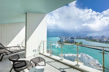 Suite, 2 Bedrooms, Bay View (Wave Wing) | 1 bedroom, premium bedding, in-room safe, desk at Caribe Hilton