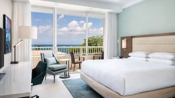 Bộ đồ giường cao cấp, két bảo mật tại phòng, bàn