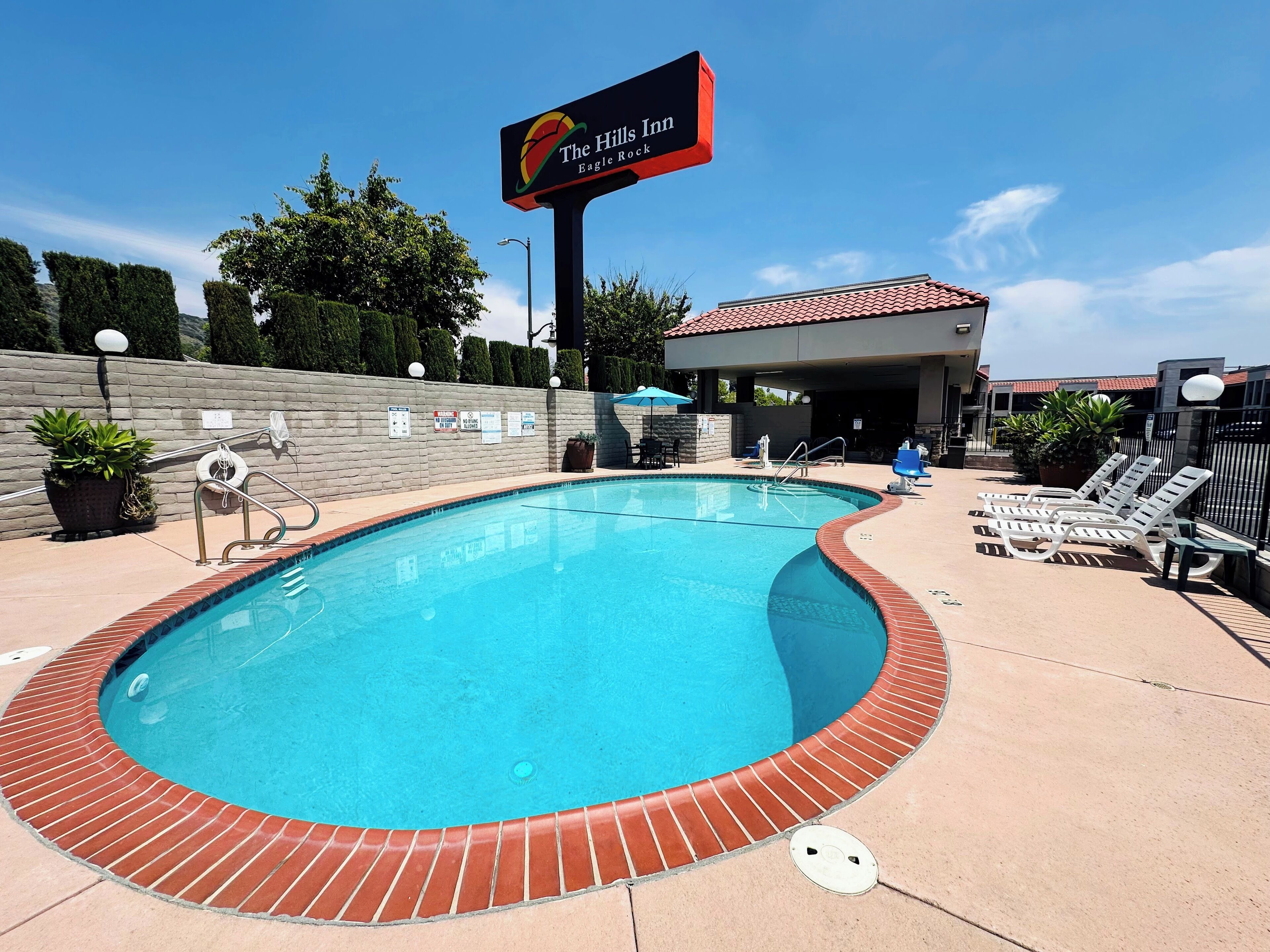 outdoor pool, open 9:00 am to 9:00 pm, pool loungers