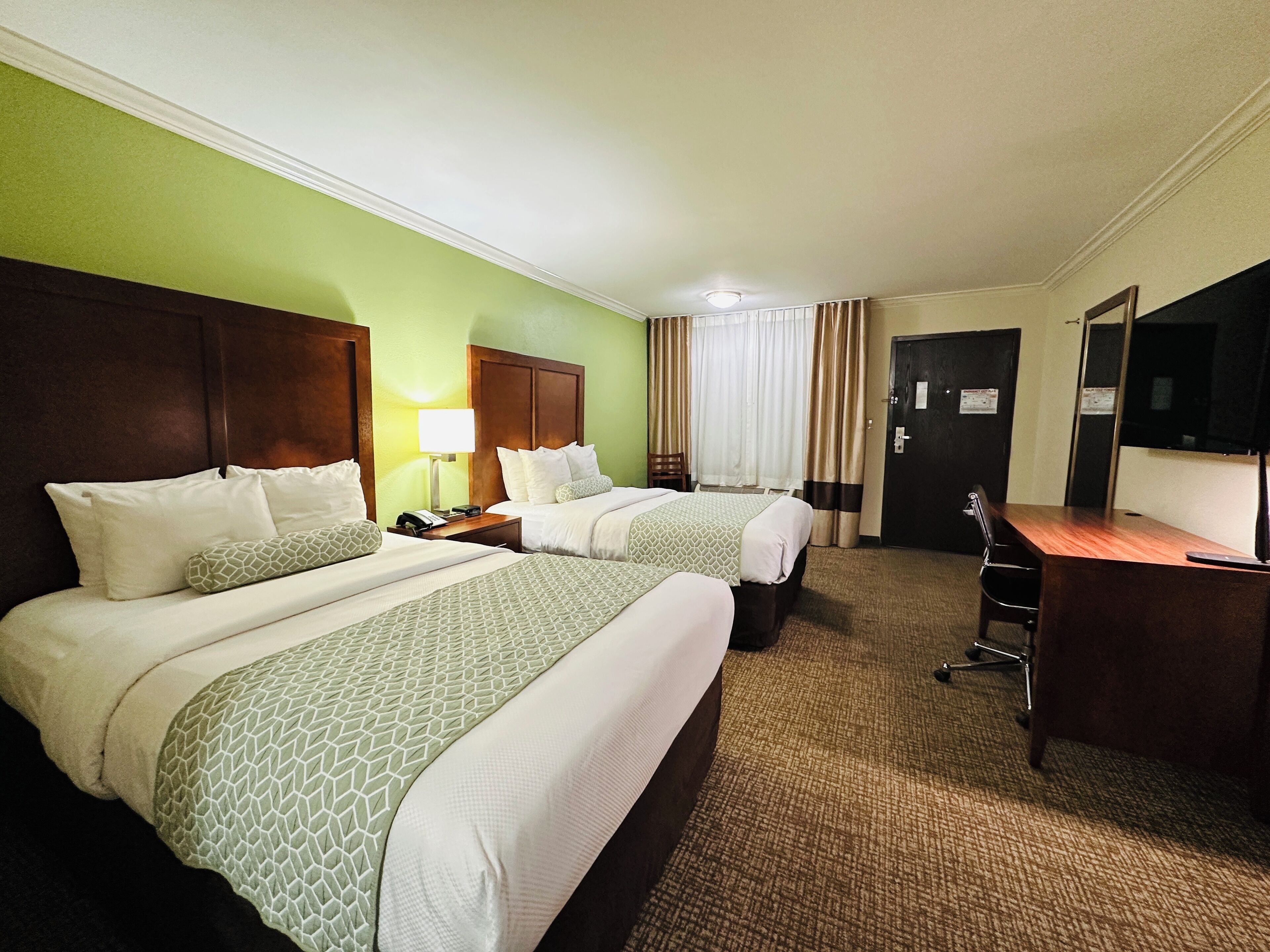 Habitación, 2 camas matrimoniales, para no fumadores | Camas con pillow-top, caja de seguridad en la habitación y escritorio 