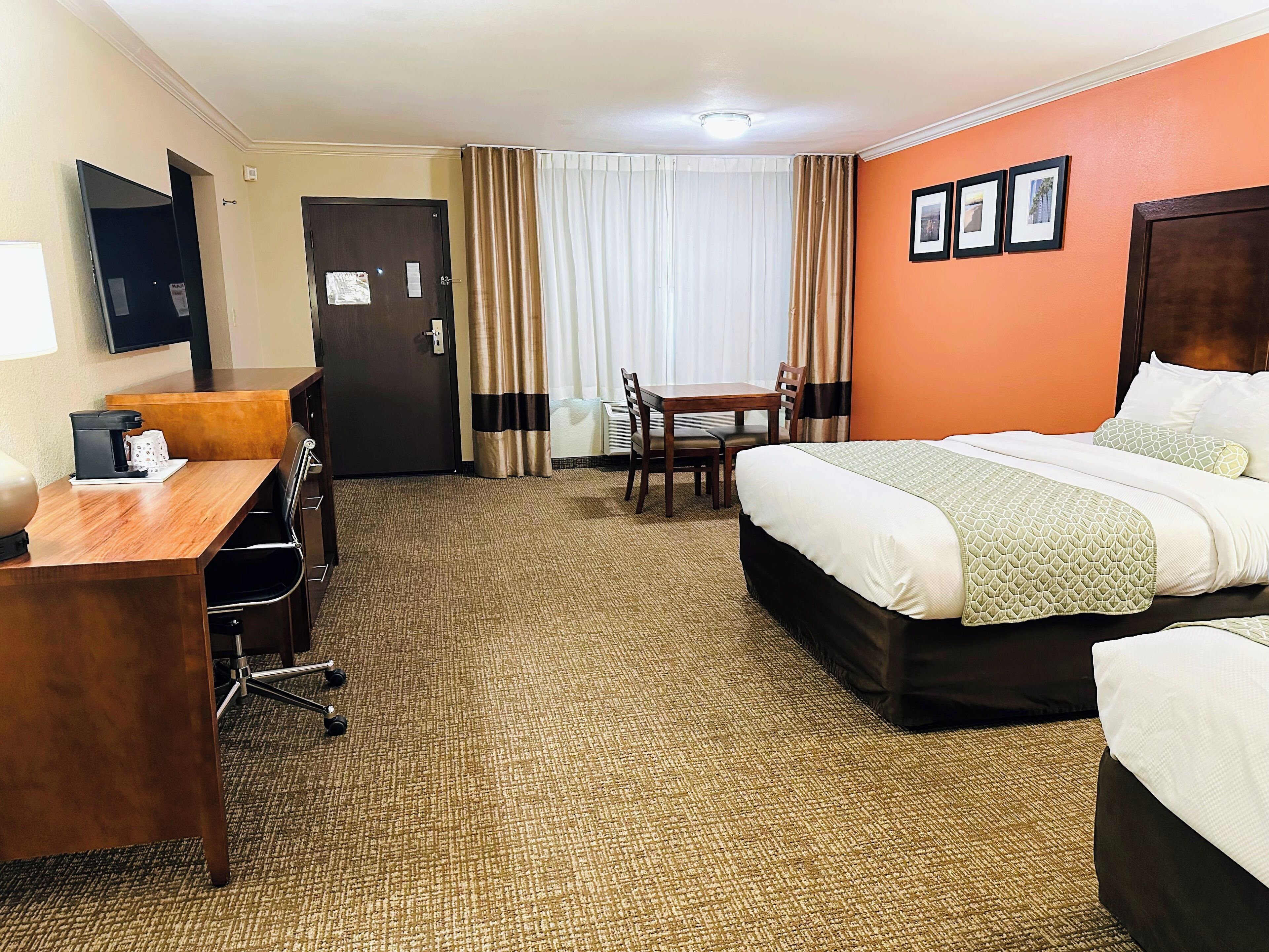 Habitación familiar, 2 camas Queen size, para no fumadores | Camas con pillow-top, caja de seguridad en la habitación y escritorio 