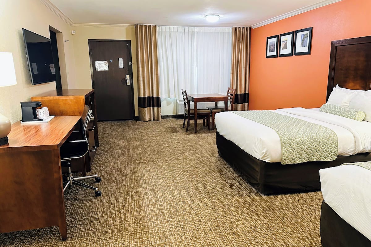 Habitación familiar, 2 camas Queen size, para no fumadores | Camas con pillow-top, caja de seguridad en la habitación y escritorio