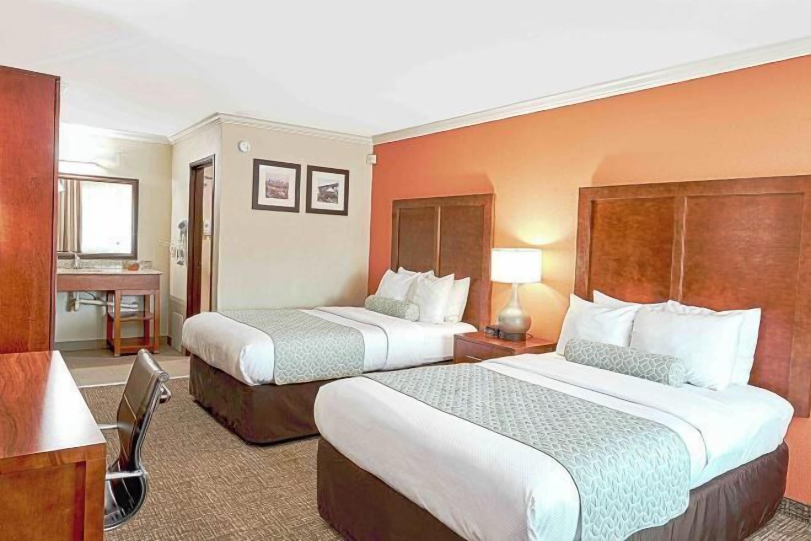 Pillowtop beds, in-room safe, desk, blackout drapes