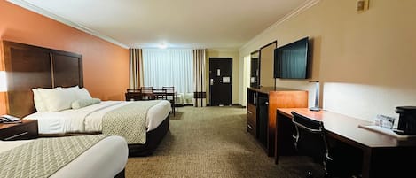 Familierom, 2 queensize-senger, rullestolvennlig dusj | Senger med overmadrass, safe på rommet, skrivebord og blendingsgardiner