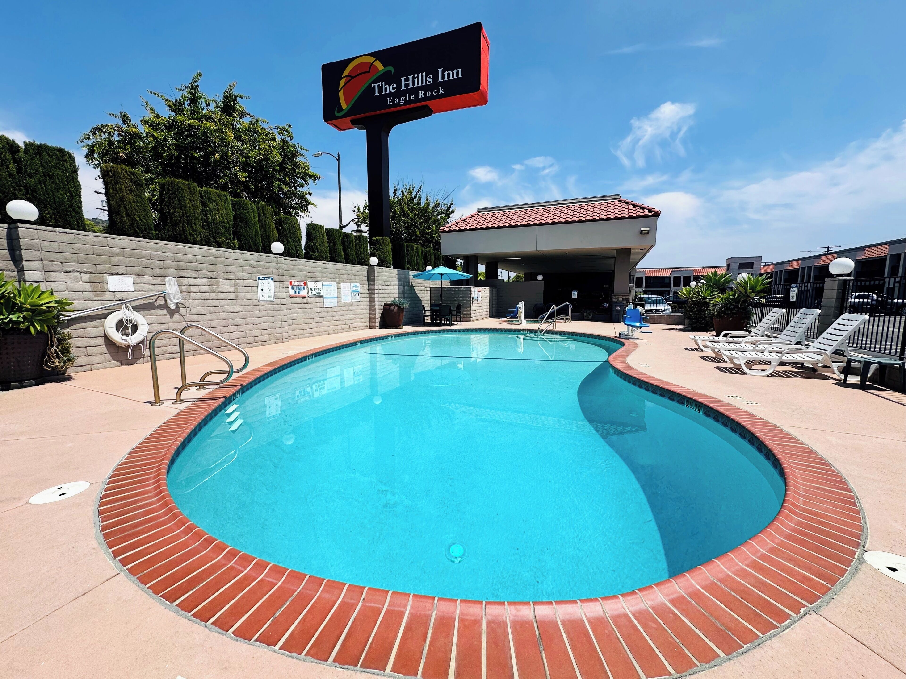outdoor pool, open 9:00 am to 9:00 pm, pool loungers