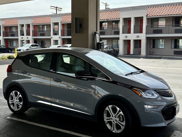 Electric vehicle-charging station - The Hills Inn Eagle Rock - Near Old Town Pasadena (Los Angeles)