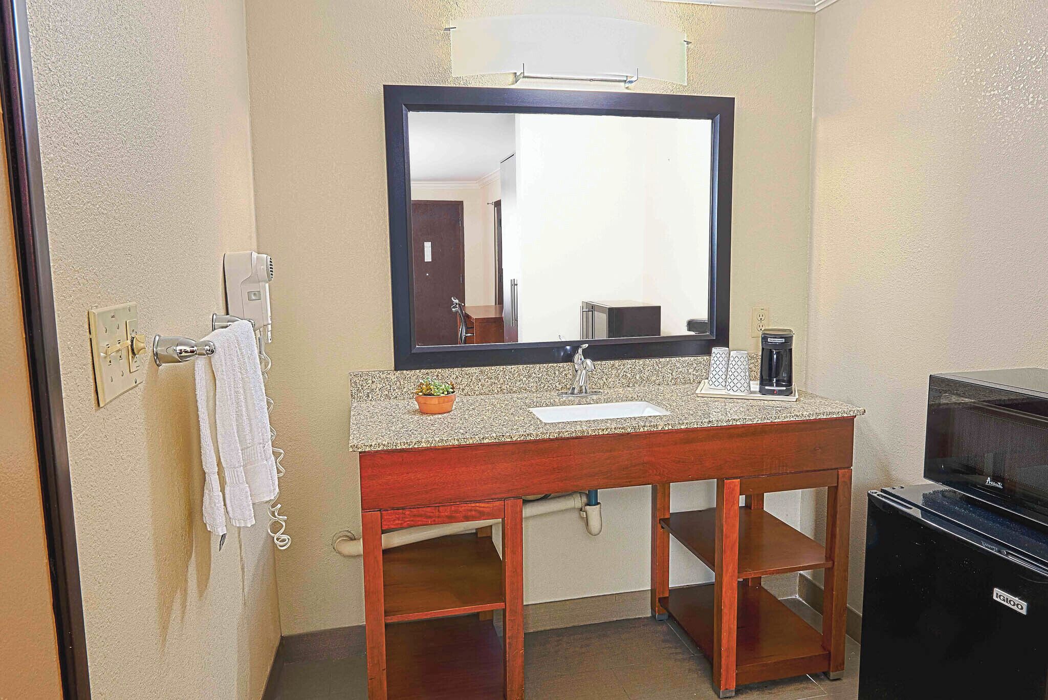 standard room, 1 king bed, mobility accessible | bathroom | eco-friendly toiletries, hair dryer, towels, soap
