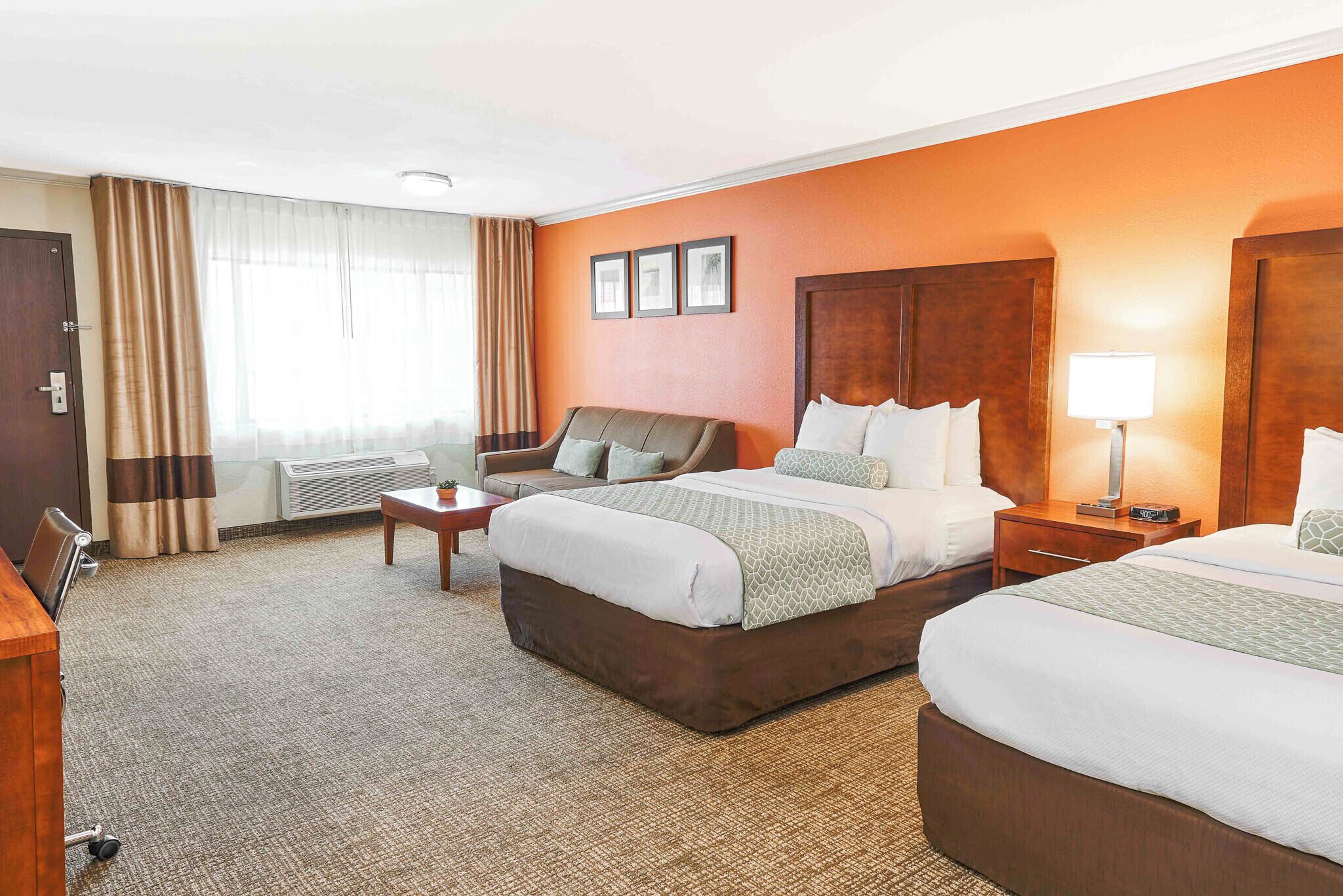 Pillowtop-bedden, een kluis op de kamer, een bureau