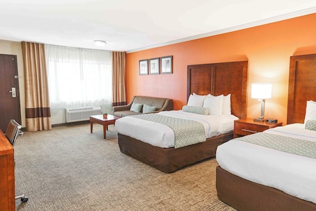 加厚床垫、客房内保险箱、办公桌、遮光窗帘