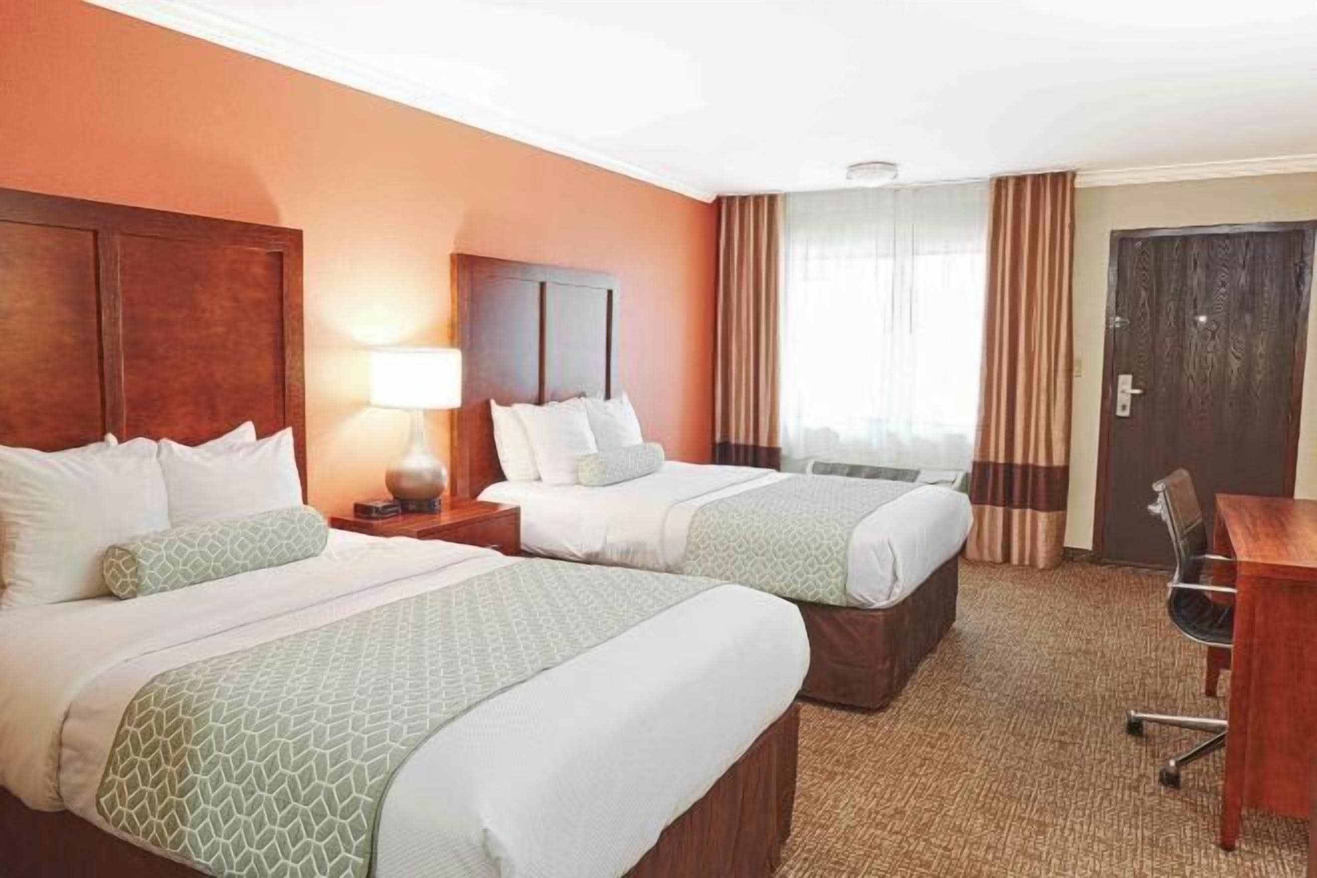 Pillowtop beds, in-room safe, desk, blackout drapes