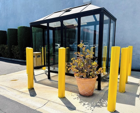 Property grounds. The Hills Inn Eagle Rock - Near Old Town Pasadena