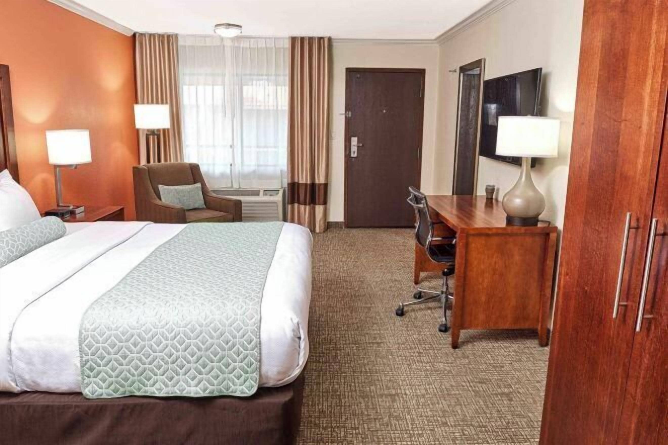 Pillowtop beds, in-room safe, desk, blackout drapes