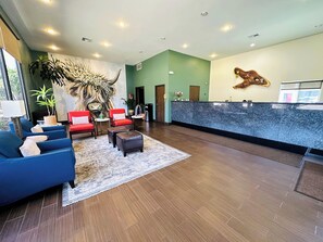 Lobby sitting area - The Hills Inn Eagle Rock - Near Old Town Pasadena (Los Angeles)