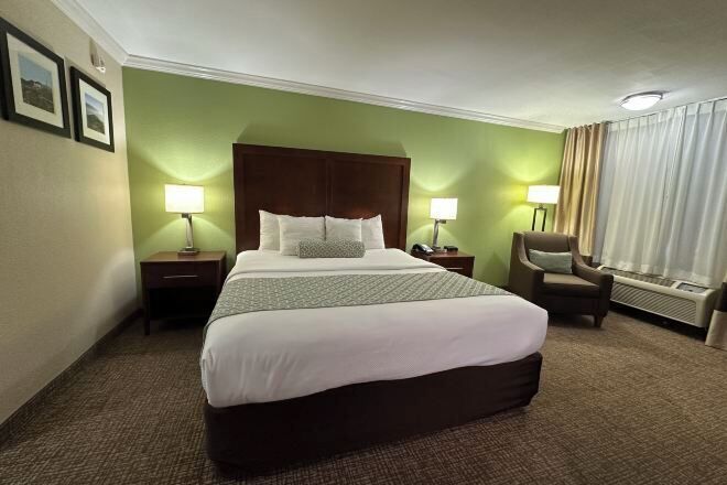 Pillowtop beds, in-room safe, desk, blackout drapes