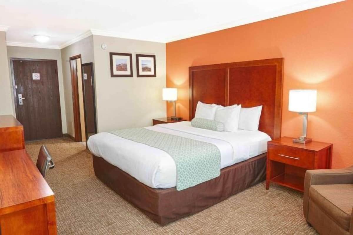 1 bedroom, in-room safe, desk, blackout curtains