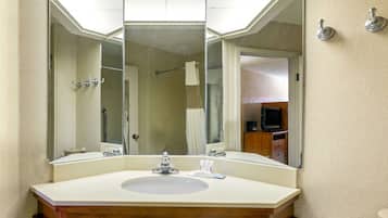 Combined shower/tub, free toiletries, hair dryer, towels