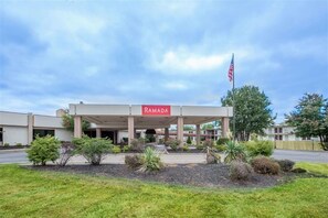 Exterior - Ramada by Wyndham Louisville North (Louisville)