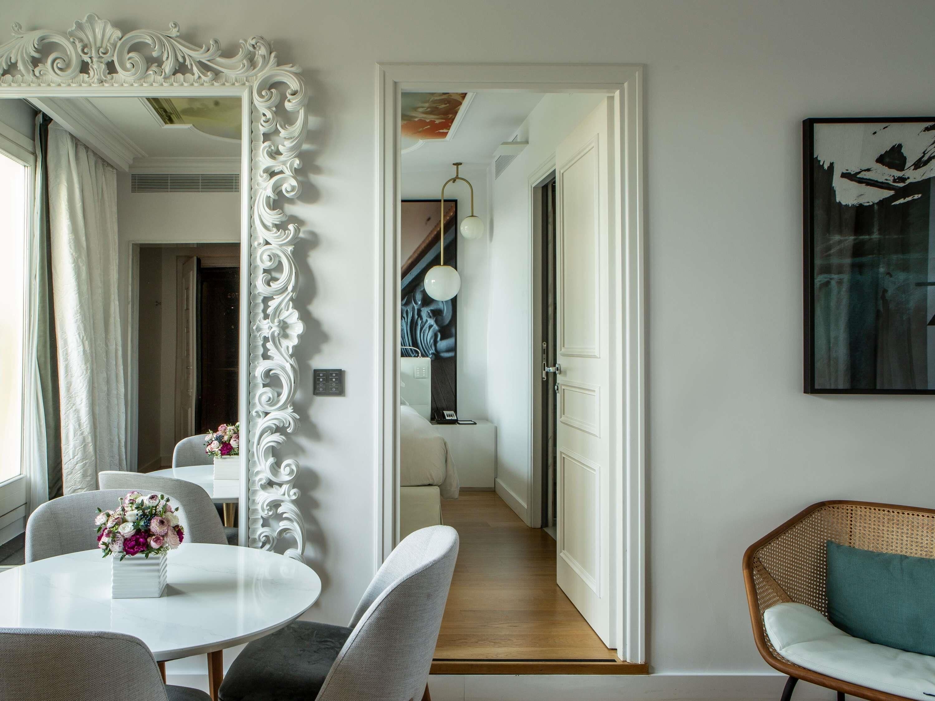 أغطية فراش متميزة وميني بار وخزنة داخل الغرفة وستائر تعتيم