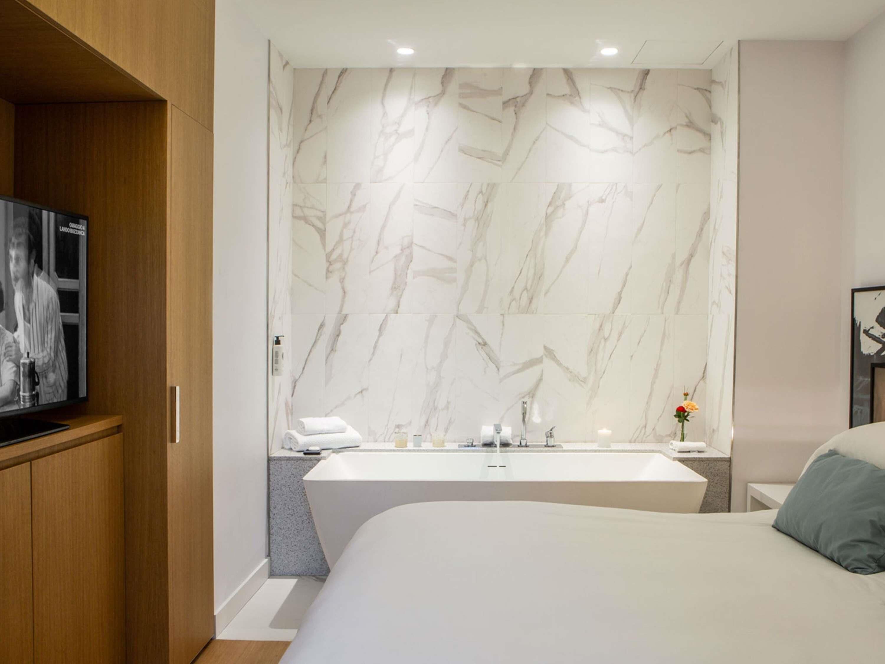 Junior suite, 1 queensize bed | Luxe beddengoed, een minibar, een kluis op de kamer