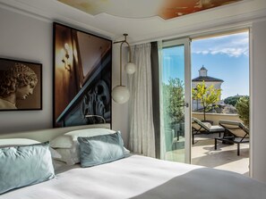 Suite, 1 trÚs grand lit, terrasse | Literie de qualité supérieure, minibar, coffres-forts dans les chambres