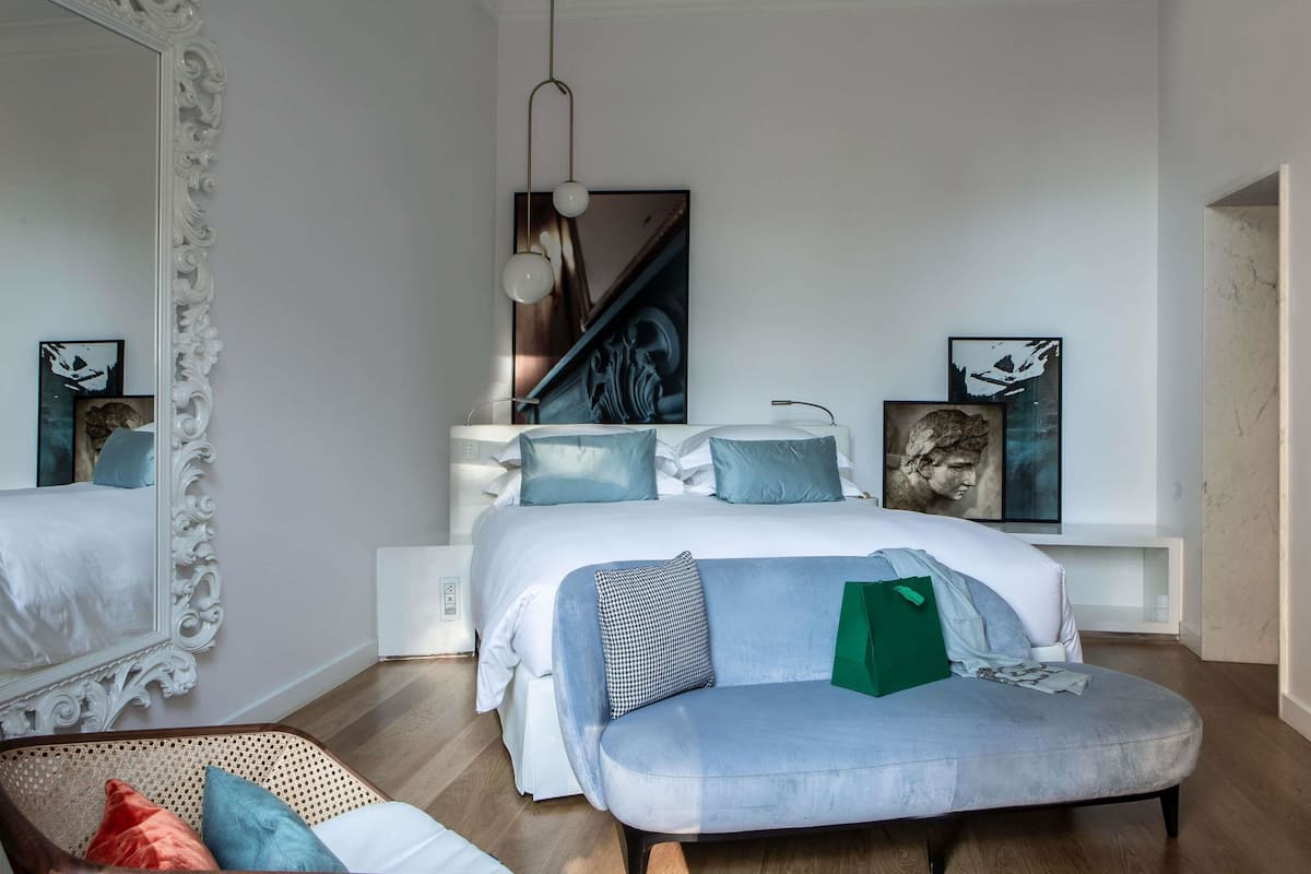 Premium Room, 1 King Bed (Luxury) | Premium bedding, minibar, in-room safe, blackout drapes
