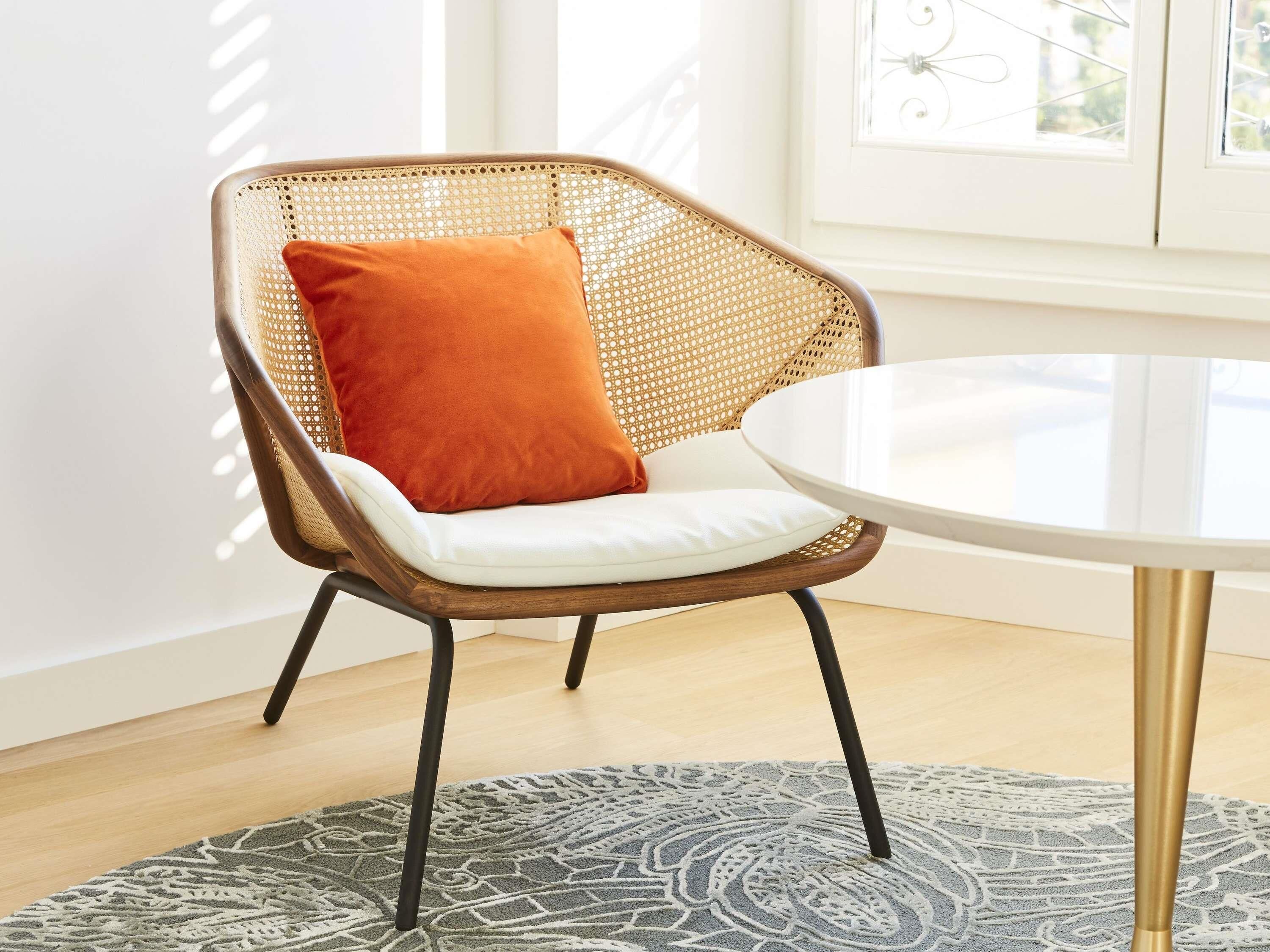 أغطية فراش متميزة وميني بار وخزنة داخل الغرفة وستائر تعتيم