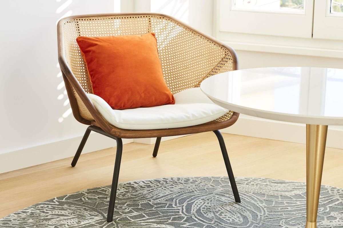 أغطية فراش متميزة وميني بار وخزنة داخل الغرفة وستائر تعتيم