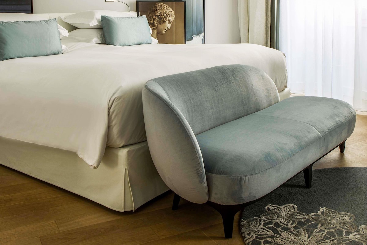 Premium Room, 1 King Bed (Luxury) | Premium bedding, minibar, in-room safe, blackout drapes