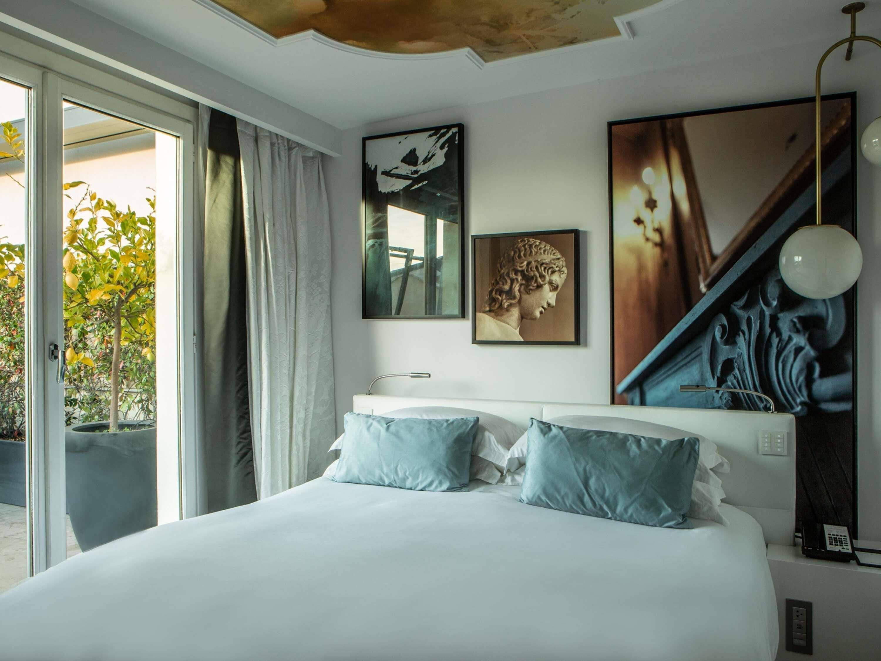 أغطية فراش متميزة وميني بار وخزنة داخل الغرفة وستائر تعتيم