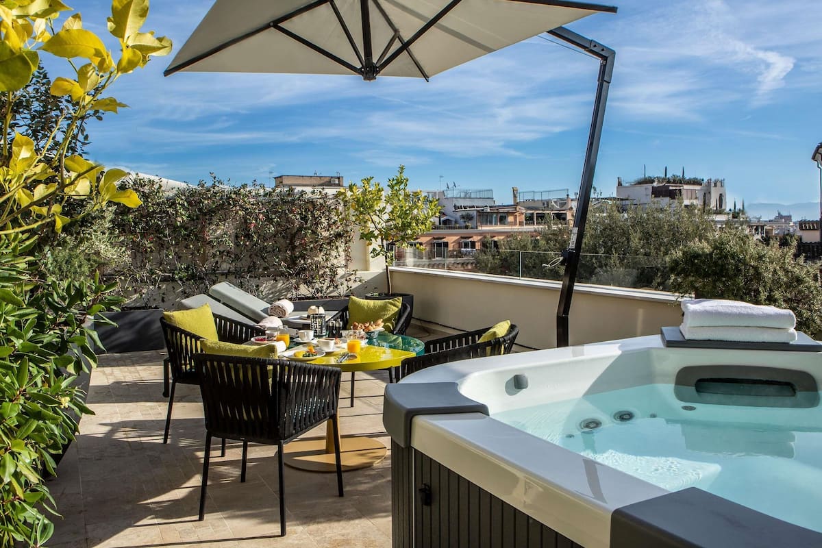 Suite, 1 très grand lit, terrasse | Literie de qualité supérieure, minibar, coffres-forts dans les chambres