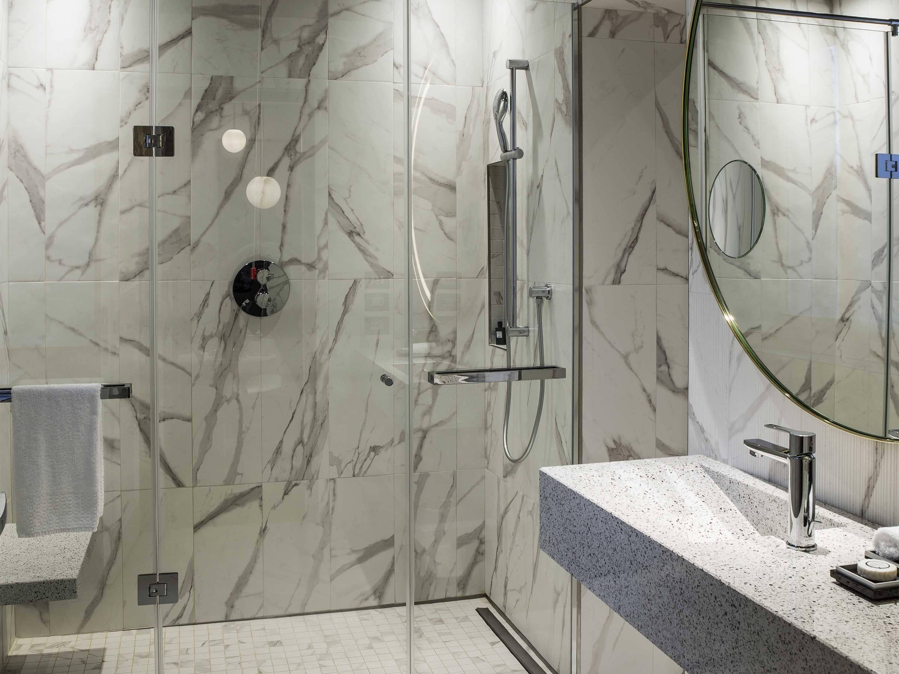 أغطية فراش متميزة وميني بار وخزنة داخل الغرفة وستائر تعتيم