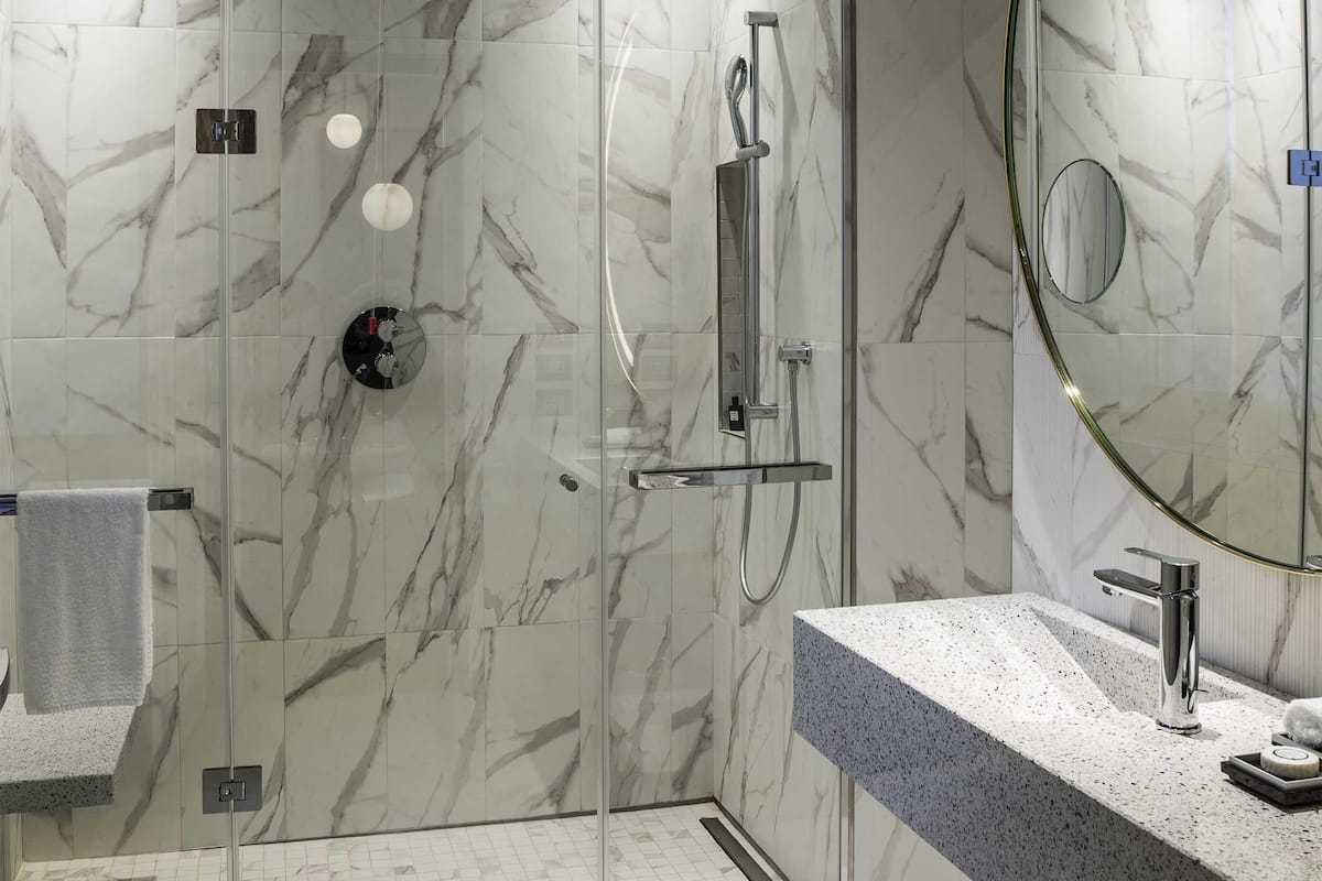 أغطية فراش متميزة وميني بار وخزنة داخل الغرفة وستائر تعتيم