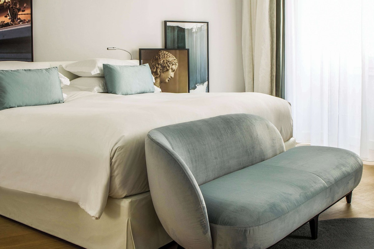 Premium Room, 1 King Bed, Balcony (Luxury with Juliet Balcony) | Premium bedding, minibar, in-room safe, blackout drapes