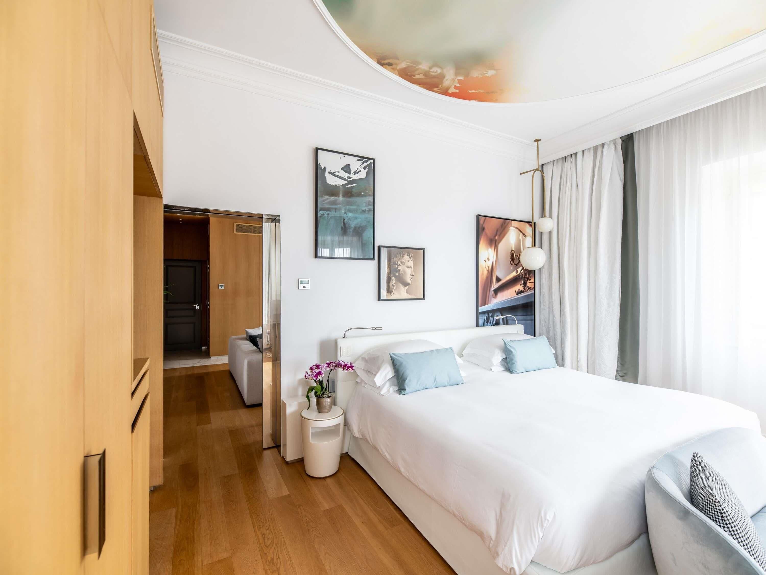 Ylelliset vuodevaatteet, minibaari, tallelokero huoneessa