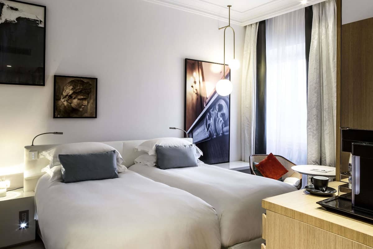 أغطية فراش متميزة وميني بار وخزنة داخل الغرفة وستائر تعتيم