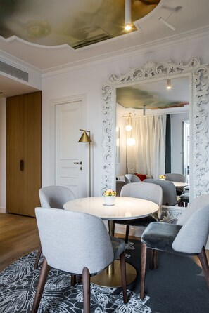 Deluxe Suite, 1 King Bed | Premium bedding, minibar, in-room safe, blackout drapes
