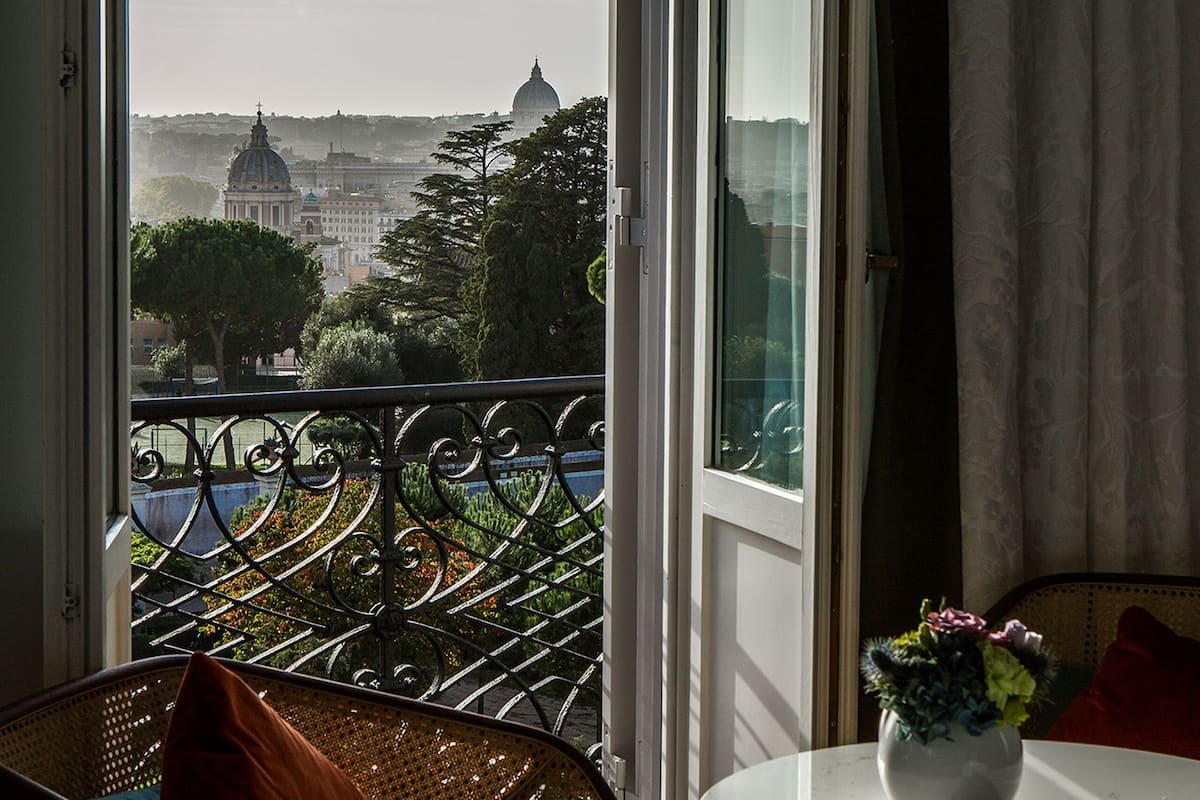 أغطية فراش متميزة وميني بار وخزنة داخل الغرفة وستائر تعتيم