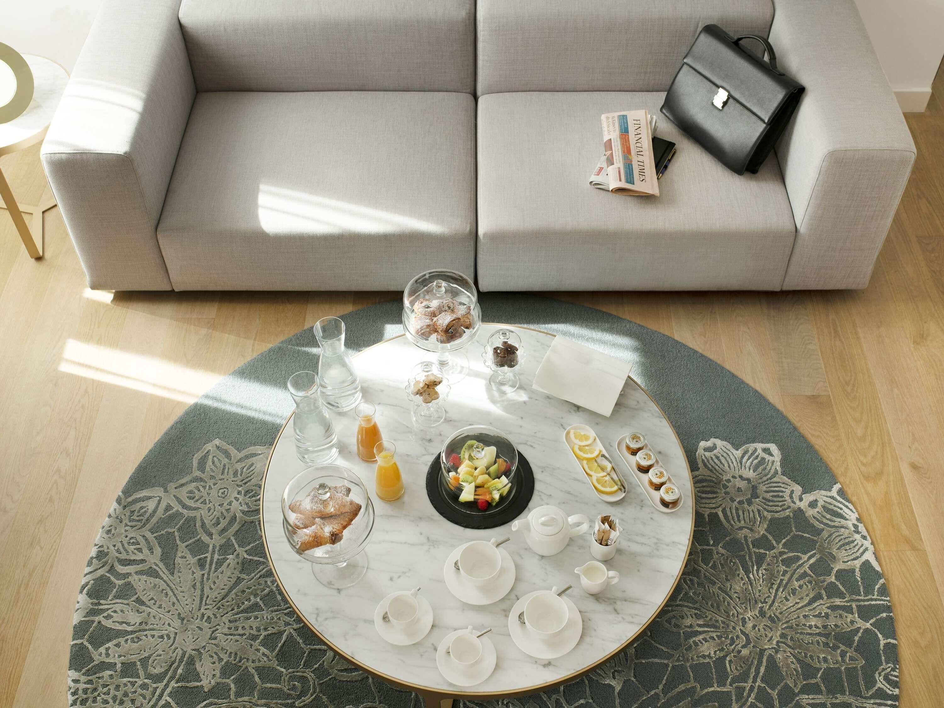 أغطية فراش متميزة وميني ب ار وخزنة داخل الغرفة وستائر تعتيم