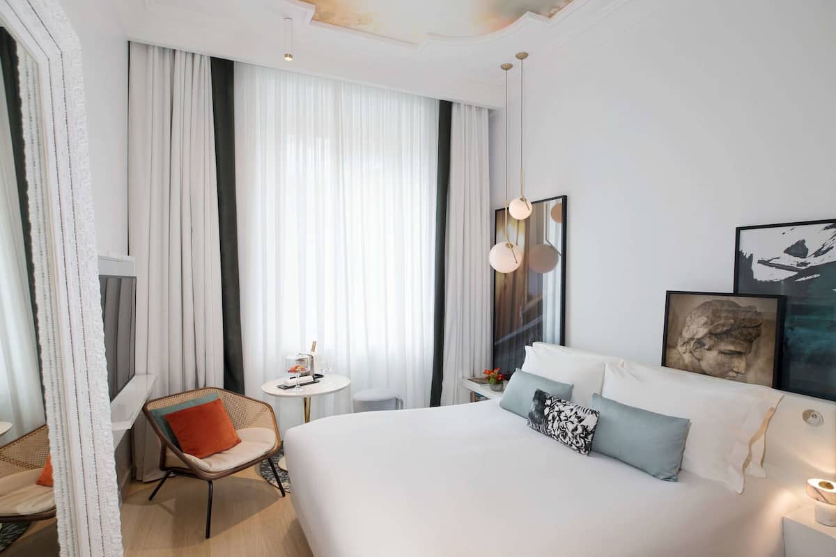 Luxury Room, 1 Queen Bed | Premium bedding, minibar, in-room safe, blackout drapes