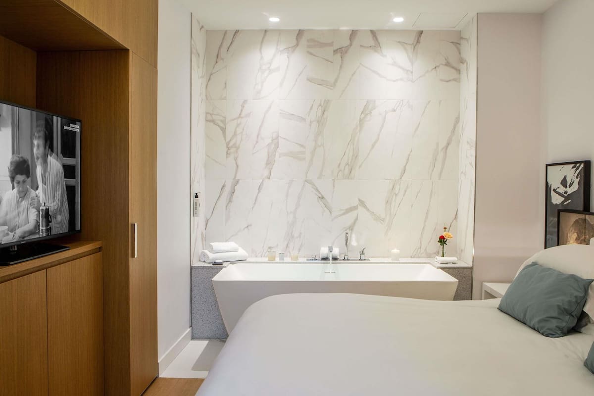 جناح جونيور - سرير كبير | أغطية فراش متميزة وميني بار وخزنة داخل الغرفة وستائر تعتيم