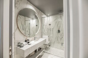 Articles de toilette de luxe, sĂšche-cheveux, peignoirs, chaussons