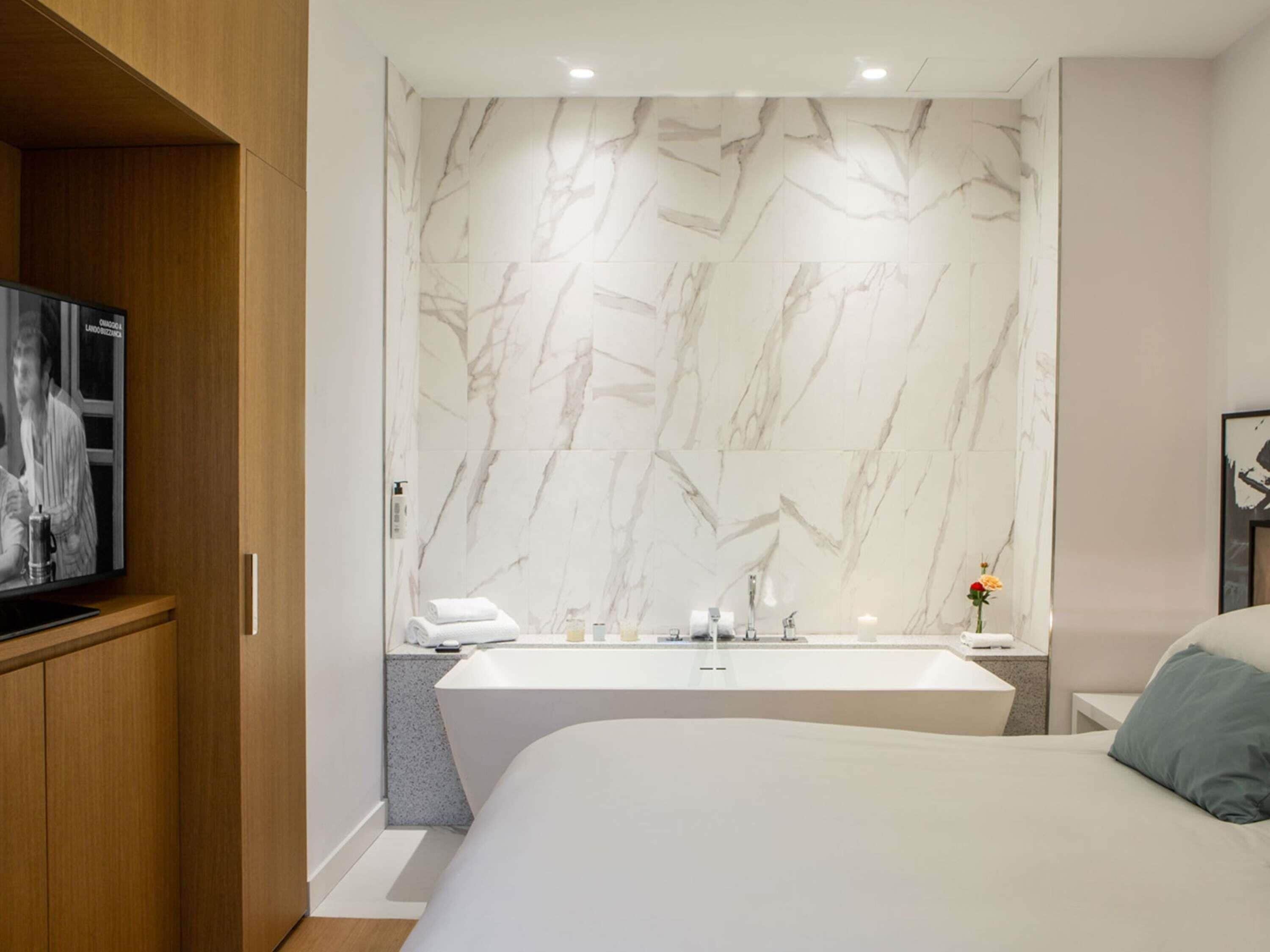 أغطية فراش متميزة وميني بار وخزنة داخل الغرفة وستائر تعتيم