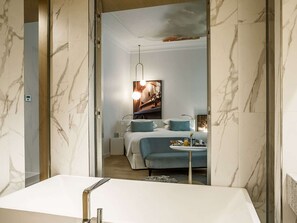 Junior Suite, 1 Queen Bed | Premium bedding, minibar, in-room safe, blackout drapes
