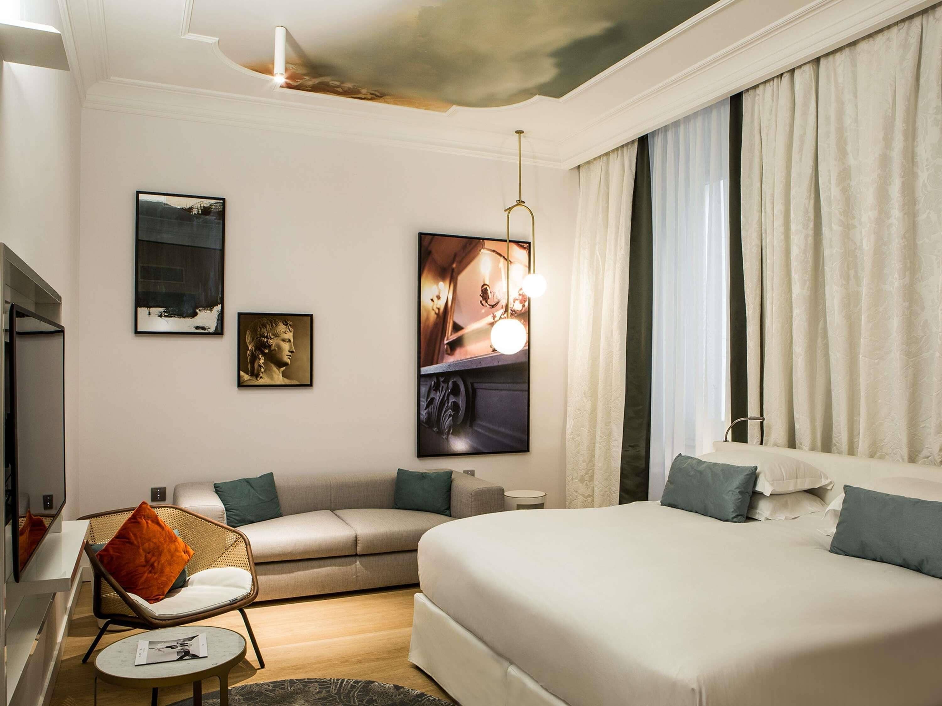 أغطية فراش متميزة وميني بار وخزنة داخل الغرفة وستائر تعتيم