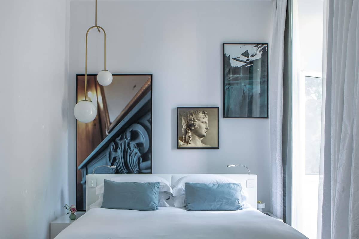 Habitación superior, 1 cama Queen size | Ropa de cama de alta calidad y minibar